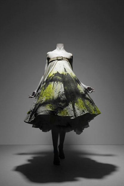 ALEXANDER MCQUEEN: SAVAGE BEAUTY - METROPOLITAN MUSEUM OF ART Miglior Prezzo