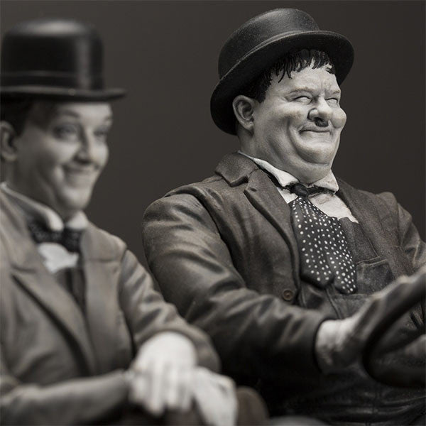 INFINITE STATUE LAUREL & HARDY ON FORD MODEL T 1:12 SCALE