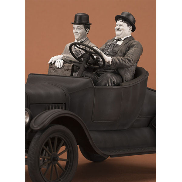 INFINITE STATUE LAUREL & HARDY ON FORD MODEL T 1:12 SCALE