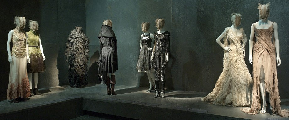 ALEXANDER MCQUEEN: SAVAGE BEAUTY - METROPOLITAN MUSEUM OF ART Miglior Prezzo