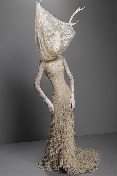 ALEXANDER MCQUEEN: SAVAGE BEAUTY - METROPOLITAN MUSEUM OF ART Miglior Prezzo